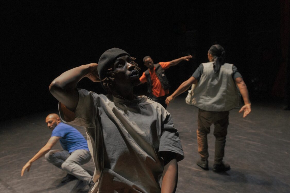 Danseurs en mouvement, un en premier plan et les autres derrière. Danseurs en mouvement, un en premier plan et les autres derrière.