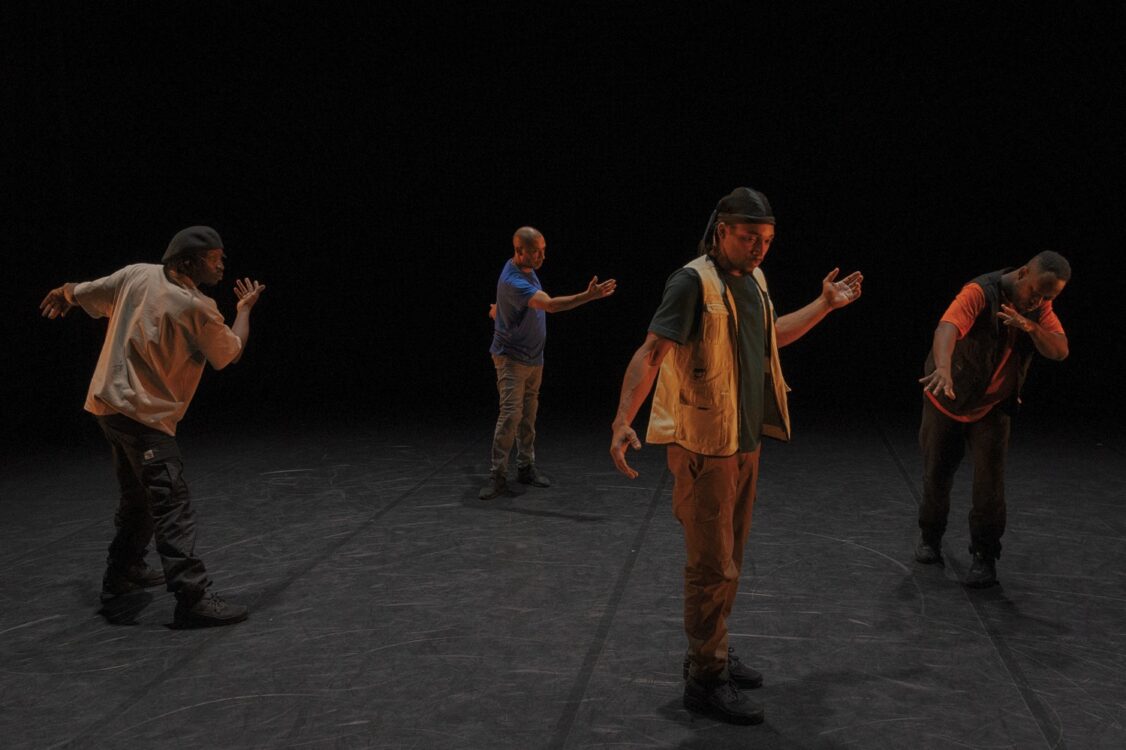 Danseurs en mouvement sur le sol pour le spectacle L'écume des traces. Danseurs en mouvement sur le sol pour le spectacle L'écume des traces.