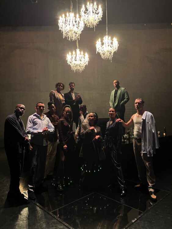 Danseurs posant face caméra pour le spectacle Opening. Danseurs posant face caméra pour le spectacle Opening.