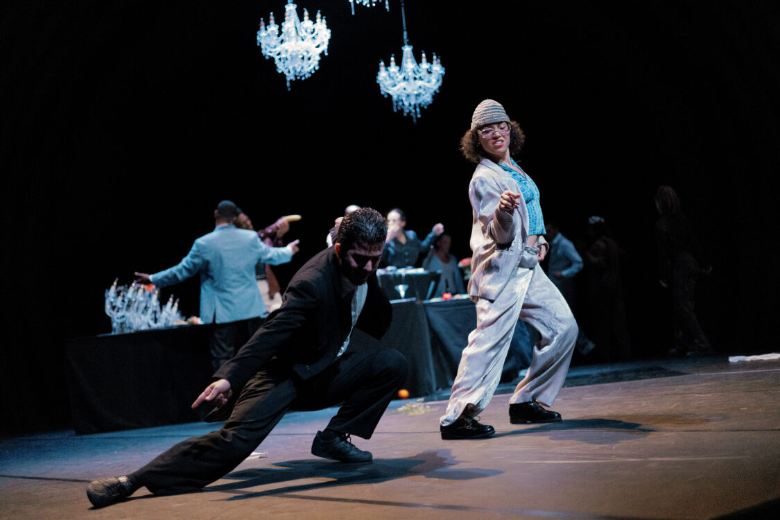 Deux danseurs en mouvement en premier plan, les autres danseurs à l'arrière. Deux danseurs en mouvement en premier plan, les autres danseurs à l'arrière.