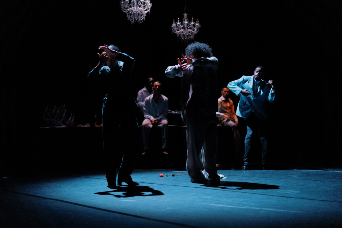 Deux danseurs en mouvement en premier plan, les autres danseurs à l'arrière. Deux danseurs en mouvement en premier plan, les autres danseurs à l'arrière.