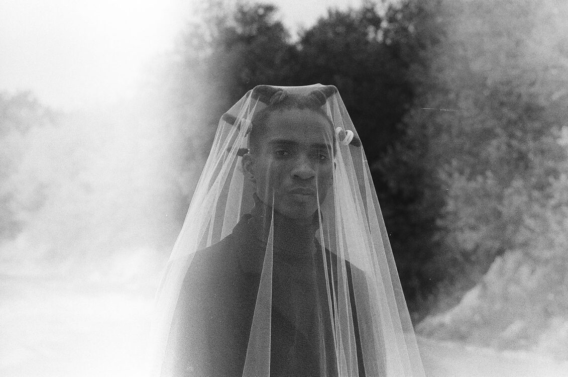 Photo en noir et blanc. Portrait d'une personne sous un voile transparent. Photo en noir et blanc. Portrait d'une personne sous un voile transparent.