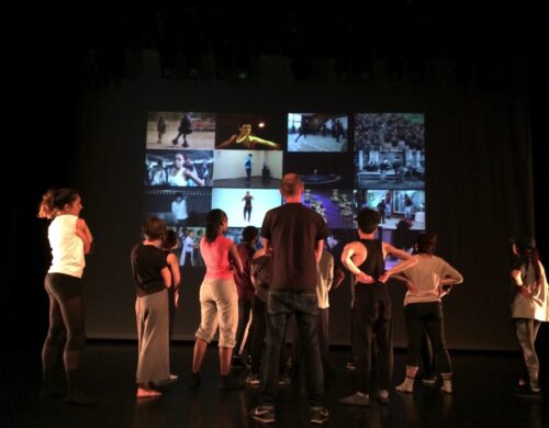 Danseur tourné vers un écran pour le spectacle Post Danse.