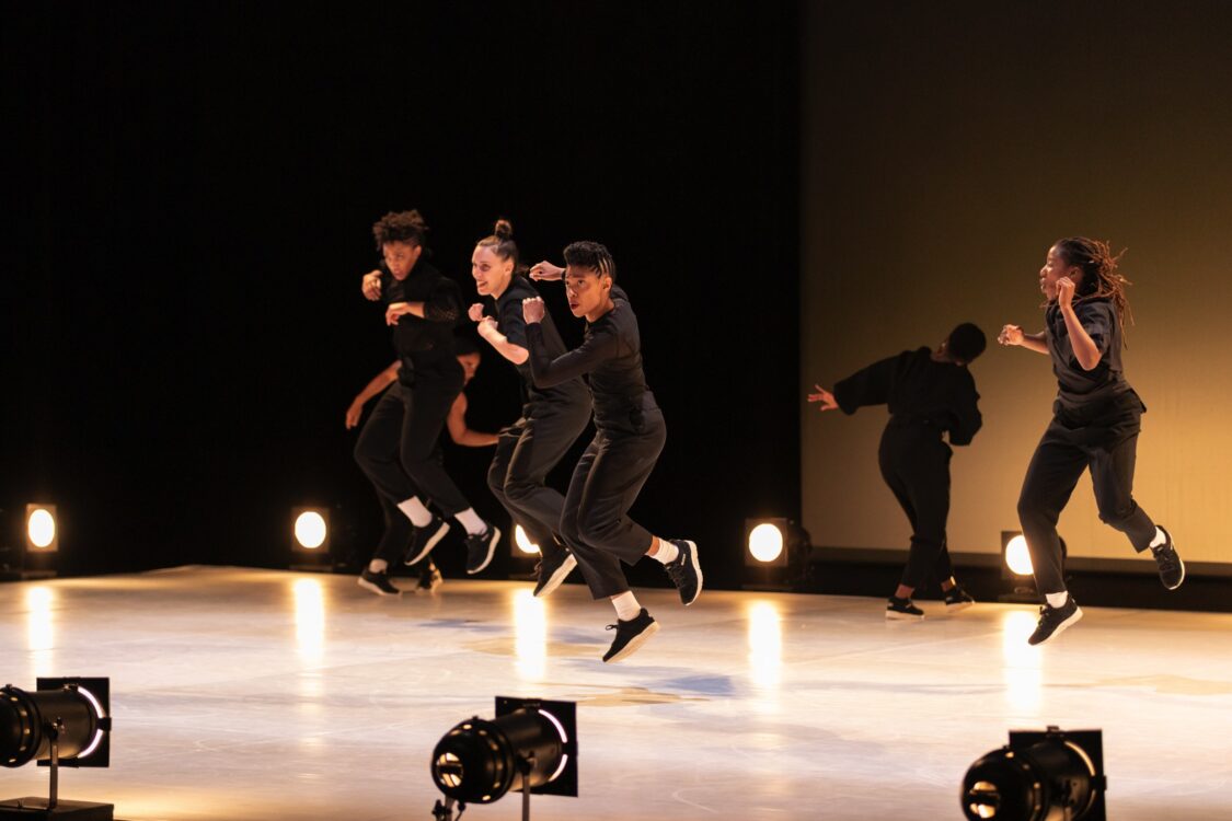 Danseuses sur scène, sautant en même temps lors du spectacle. Danseuses sur scène, sautant en même temps lors du spectacle.