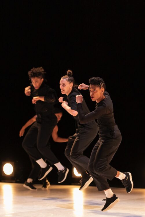 Danseuses sur scène, sautant en même temps lors du spectacle. Danseuses sur scène, sautant en même temps lors du spectacle.