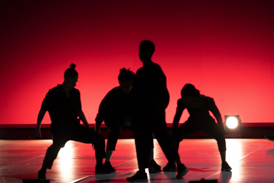 Danseuses dans l'ombre avec un fond rouge. Danseuses dans l'ombre avec un fond rouge.