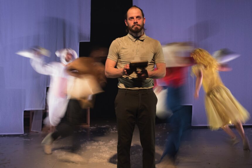 Homme au centre regardant le public. Personnes en rond derrière tournant à toute vitesse.