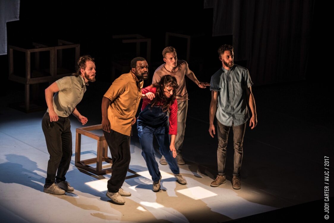 Danseurs au milieu de la scène regardant tous au loin lors du spectacle R1R2.