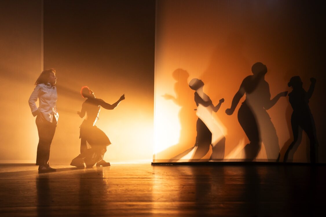 Danseuses en mouvement, jeu d'ombre et de lumière jaune. Danseuses en mouvement, jeu d'ombre et de lumière jaune.
