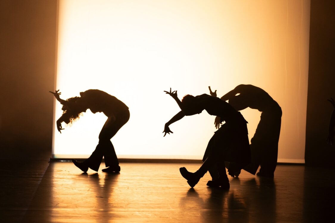 Danseuses en mouvement, jeu d'ombre et de lumière jaune. Danseuses en mouvement, jeu d'ombre et de lumière jaune.