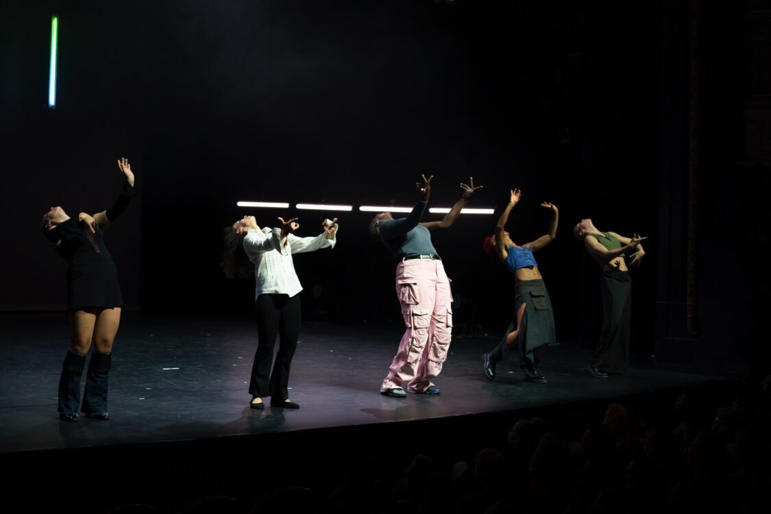 Danseuses en mouvement, décor noir pour le spectacle Stuck.. Danseuses en mouvement, décor noir pour le spectacle Stuck..