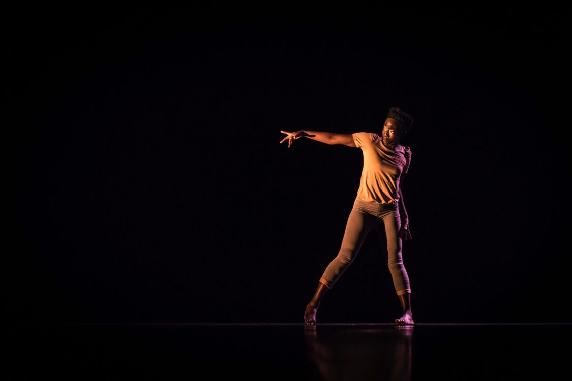 performance de danse contemporaine Shapeshifting performance de danse contemporaine Shapeshifting