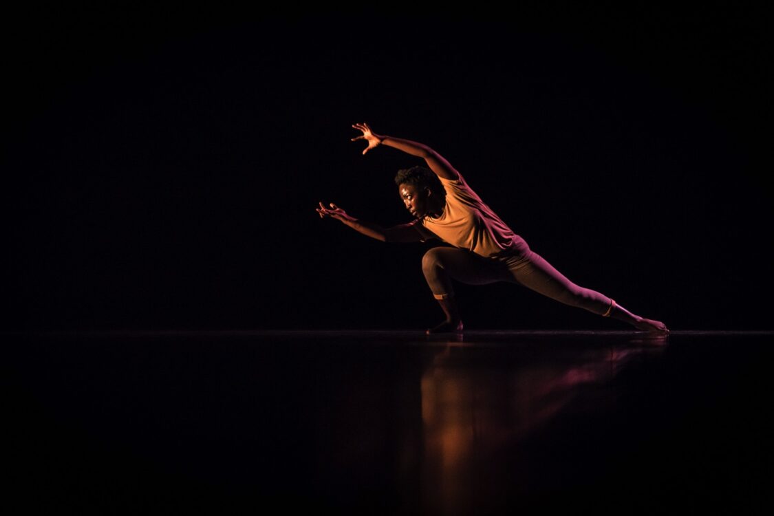 Danseuse dans un décor sombre pour le spectacle Shapeshifting Danseuse dans un décor sombre pour le spectacle Shapeshifting