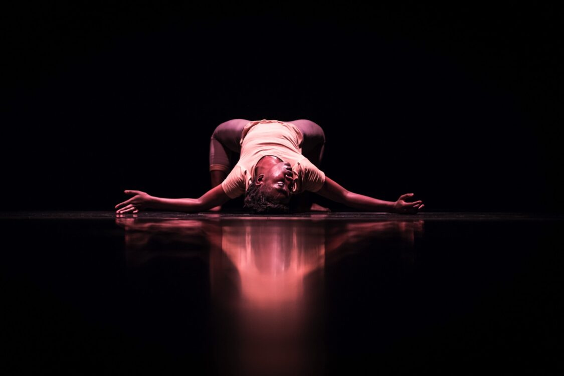 Danseuse dans un décor sombre pour le spectacle Shapeshifting Danseuse dans un décor sombre pour le spectacle Shapeshifting