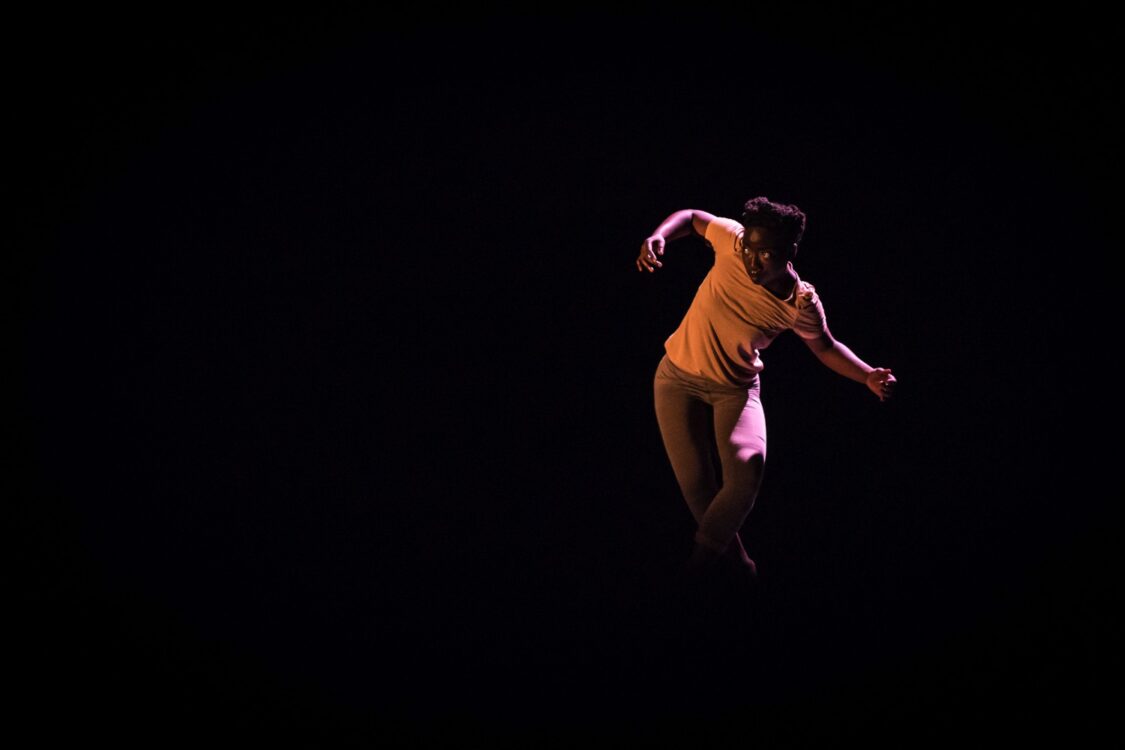 Danseuse dans un décor sombre pour le spectacle Shapeshifting Danseuse dans un décor sombre pour le spectacle Shapeshifting