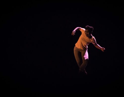 Danseuse dans un décor sombre pour le spectacle Shapeshifting
