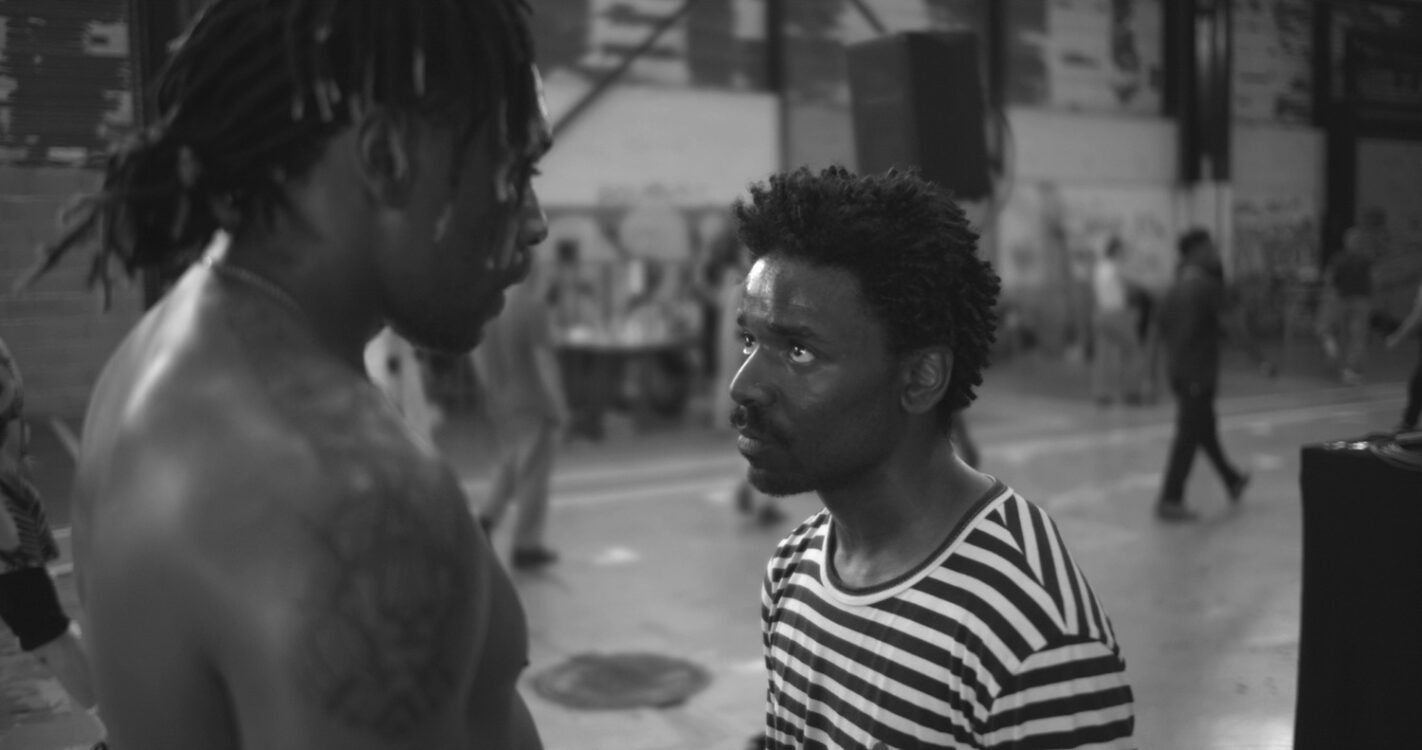 Photo en noir et blanc. Deux danseurs se faisant face. Photo en noir et blanc. Deux danseurs se faisant face.