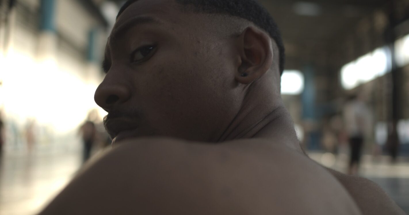 Danseur en plan rapproché tournant sa tête à la caméra. Danseur en plan rapproché tournant sa tête à la caméra.