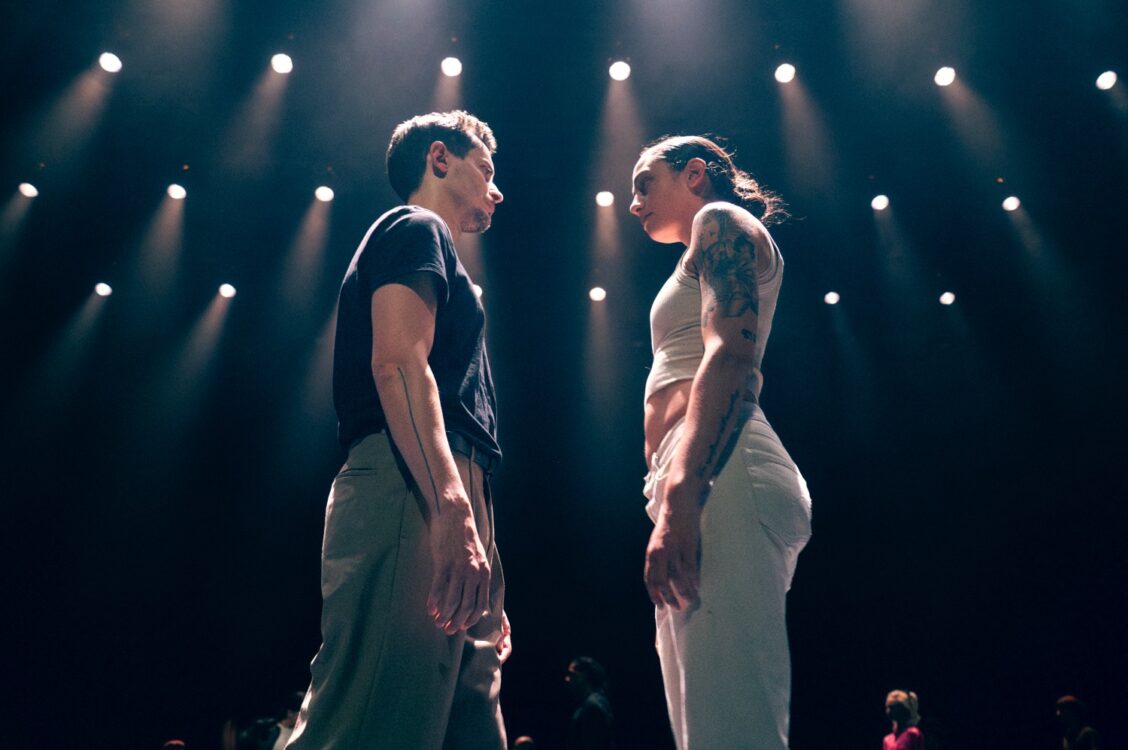 Contreplongée de deux danseurs se faisant face durant le spectacle Témoin. Contreplongée de deux danseurs se faisant face durant le spectacle Témoin.