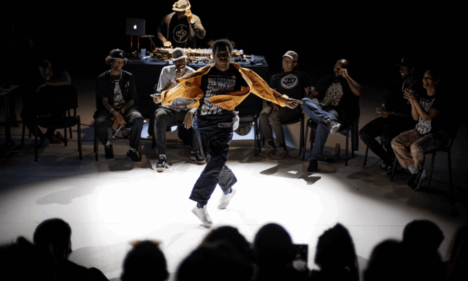 Photo d'un danseur en mouvement.