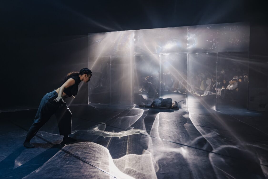 Photo des danseurs en mouvement.