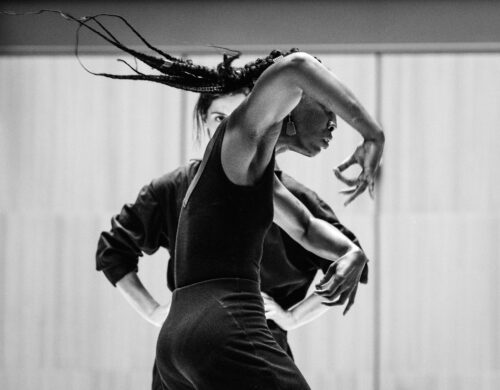 Photo en noir et blanc. Danseuse en mouvement.