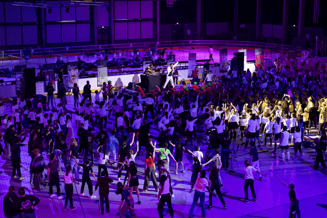 Photo plan large des élèves qui dansent.