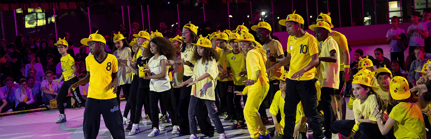 Photo d'une classe en mouvement.