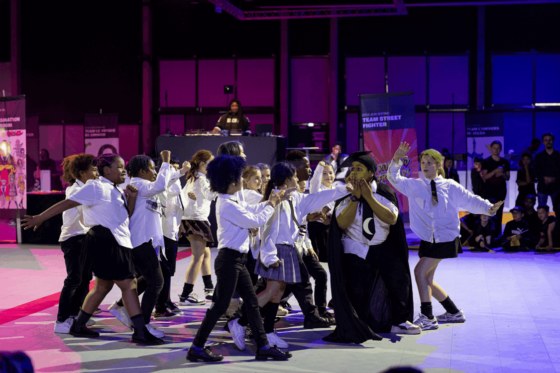 Photo d'une classe en mouvement.