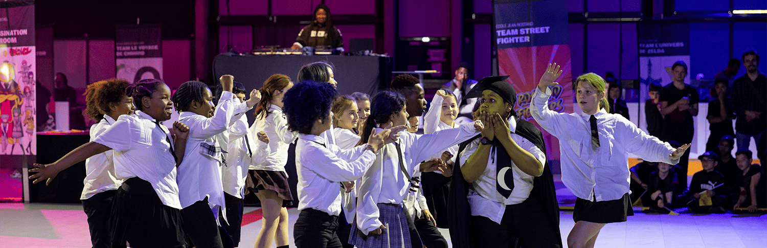 Photo d'une classe en mouvement.