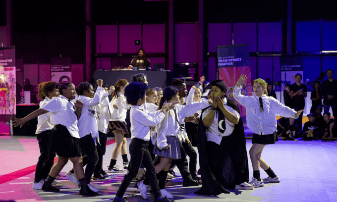 Photo d'une classe en mouvement.