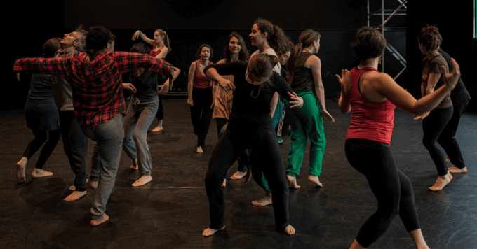 Photo de personnes en mouvement.