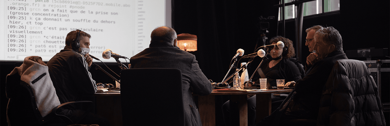 Photo de chaque personne autour d'une table pour le podcast.