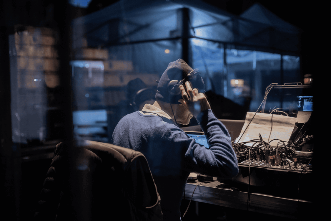 Photo de dos d'une personne en studio.