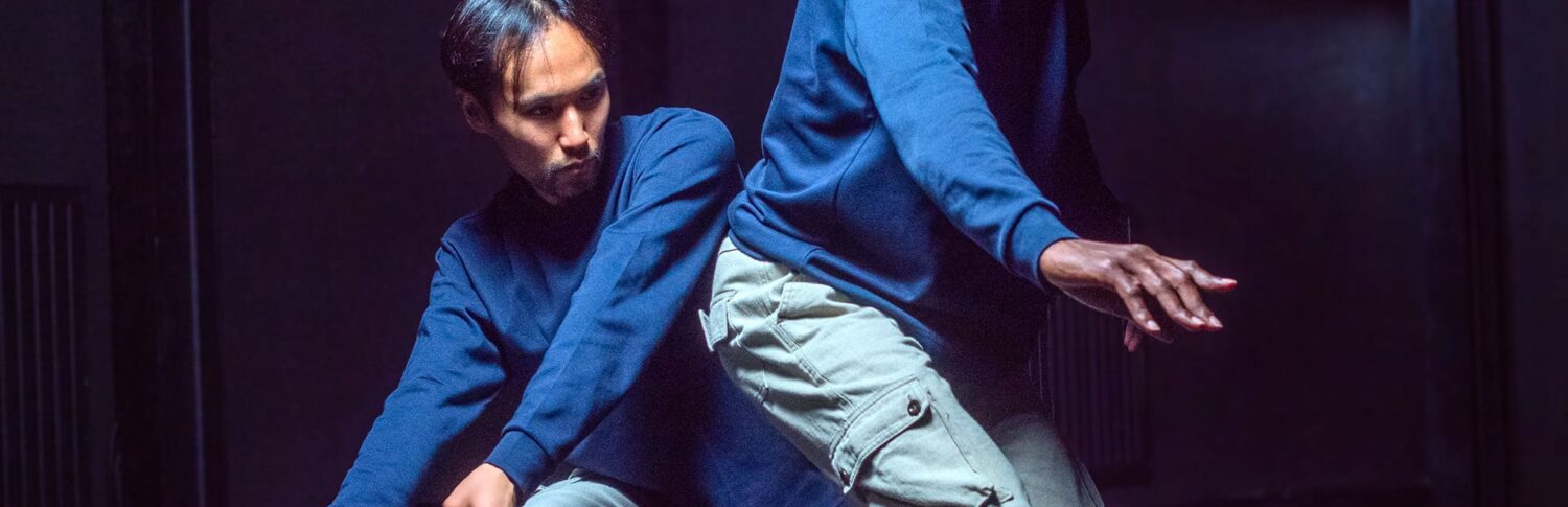 Photo des artistes Andrège Bidiamambu et Seren Kano durant la performance Quatre Trois.