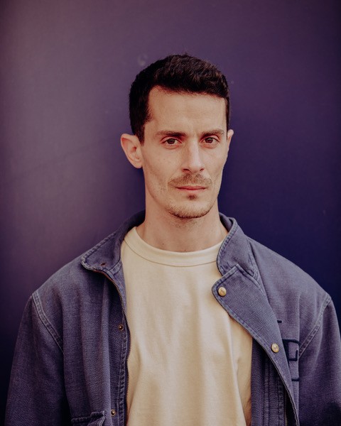 Photo portrait de l'artiste Mehdi Baki.