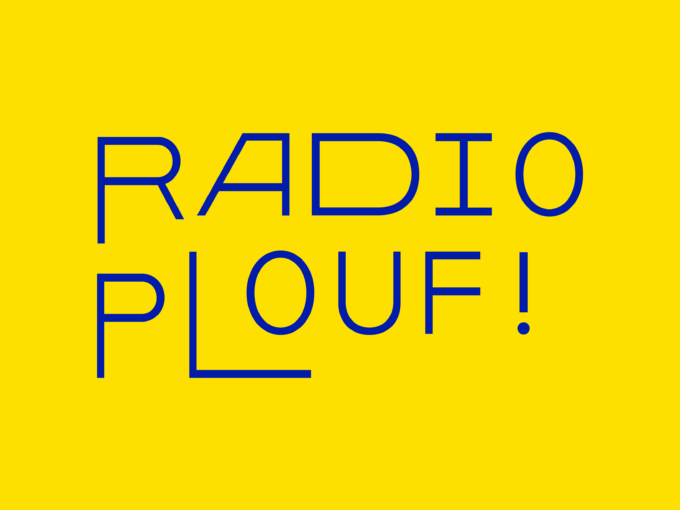 Visuel fond jaune écriture bleue "Radio Plouf !"