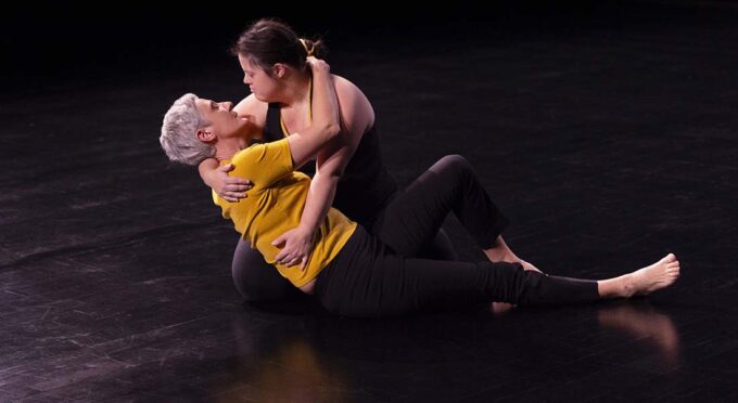 Les deux actrices au sol. Alice tenant dans ses bras Françoise.